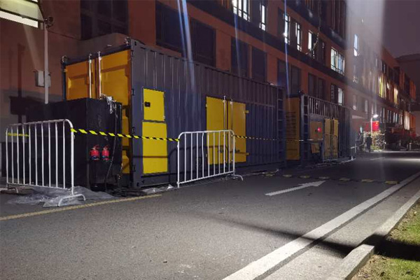 屯城镇柴油发电机组的输出电压是如何调节的？