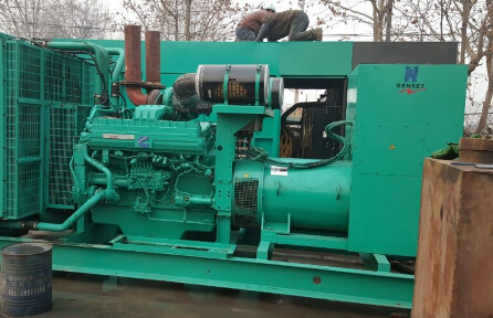 屯城镇发电机组如何判断水冷式机油散热器内部是否需要清洗？